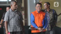 Bupati nonaktif Bengkayang, Suryadman Gidot meninggalkan gedung KPK usai menjalani pemeriksaan di Jakarta, Selasa (31/12/2019). Berkas perkara Tersangka kasus dugaan suap proyek pekerjaan di Pemkab Bengkayang, Suryadman Gidot telah lengkap (P21) dan siap untuk disidangkan. (merdeka.com/Dwi Narwoko)