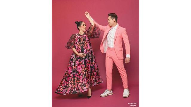 6 Gaya Maternity Shoot Ussy Sulistiawaty Bertema Fashionable, Tampil Modis