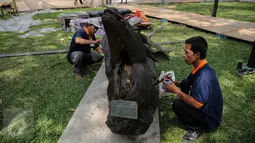 Pekerja membersihkan patung kijang di lingkungan komplek Istana Kepresidenan, Jakarta, Senin (10/8/2015). Istana Kepresidenan mulai dipercantik untuk menyambut perayaan HUT Kemerdekaan RI ke-70. (Liputan6.com/Faizal Fanani)