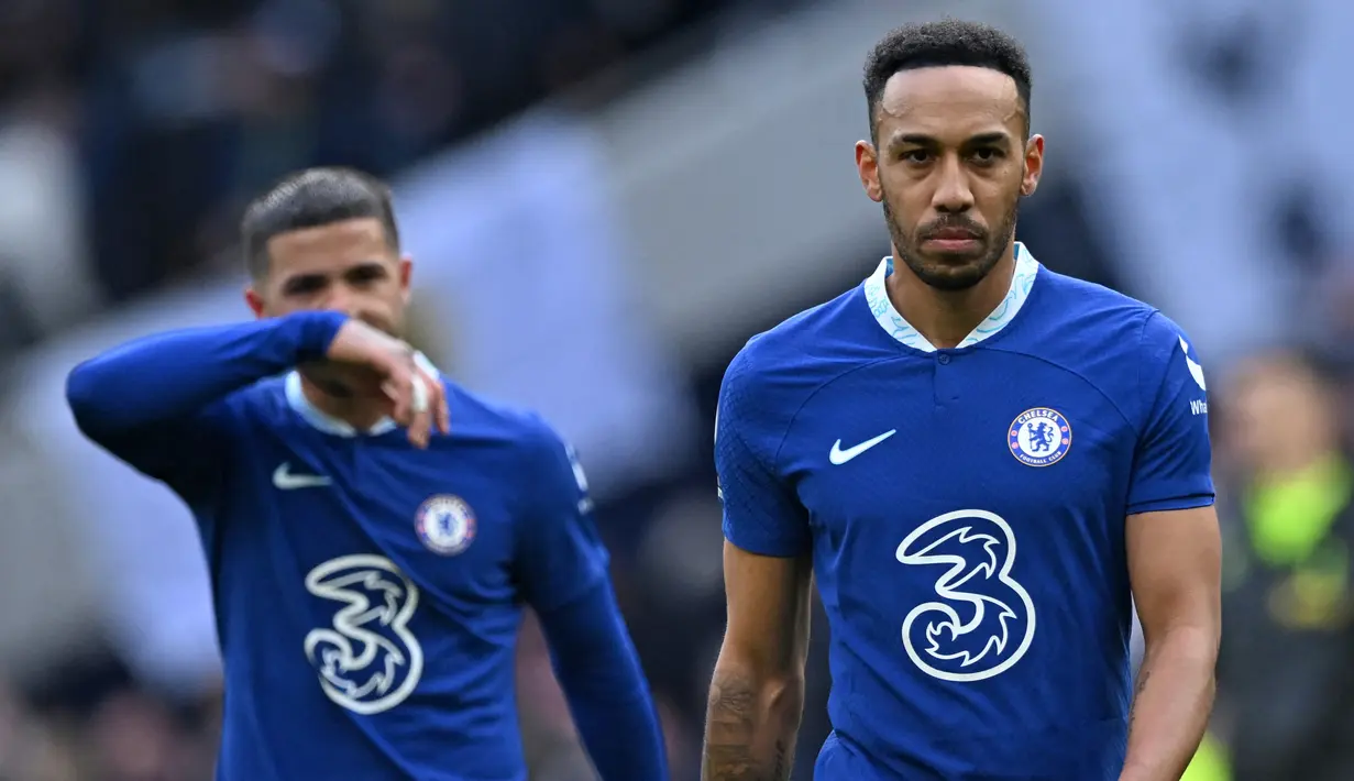 <p>Ekspresi pemain Chelsea, Pierre-Emerick Aubameyang (kanan) dan Enzo Fernandez setelah timnya dipermalukan Tottenham Hotspur 0-2 di pekan ke-25 Premier League yang berlangsung di Tottenham Hotspur Stadium, Minggu (26/2/2023) malam WIB. (AFP/Justin Tallis)</p>