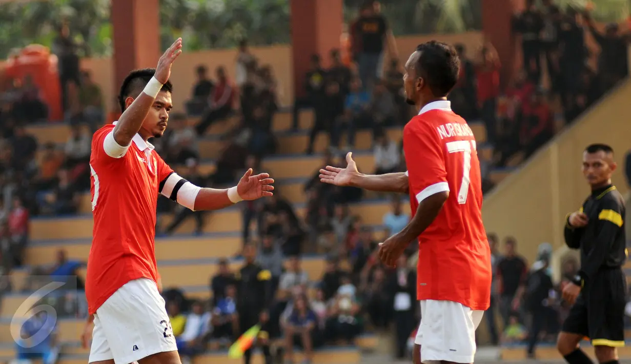 Kapten tim Persija, Bambang Pamungkas (kiri) menyalami Nur Iskandar usai mencetak gol ke gawang PSAL saat laga uji coba di Lapangan Mako Brimob Kelapa Dua, Depok, Rabu (26/8/2015). Persija unggul 2-0 atas PSAL. (Liputan6.com/Helmi Fithriansyah)