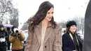 Katie Holmes tampil dengan nuansa Parisian yang chic mengenakan busana, alas kaki, serta tas dari Chloe. Foto: Vogue.