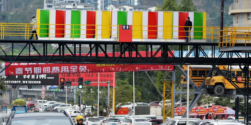 Aneh, Tiongkok Bangun Toilet Umum di Jembatan Penyeberangan Orang