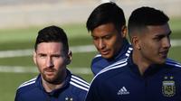 Gelandang Argentina, Lionel Messi, berlari ringan saat latihan di Valdebebas, Madrid, Senin (18/3). Latihan ini merupakan persiapan jelang laga persahabatan melawan Venezuela. (AFP/Gabriel Bouys)