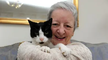 Kucing ini menyelamatkan nyawa sang pemilik yang ternyata mengidap kanker stadium 3.