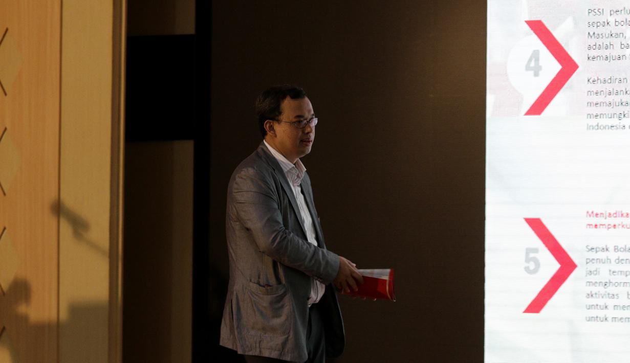 Calon ketua umum PSSI, Vijaya Fitriyasa, berjalan usai memberikan pemaparan saat diskusi di Wisma Kemenpora, Jakarta, Rabu (30/10/2019). Diskusi tersebut mengangkat tema "Mencari Ketua PSSI Ideal". (Bola.com/M Iqbal Ichsan)