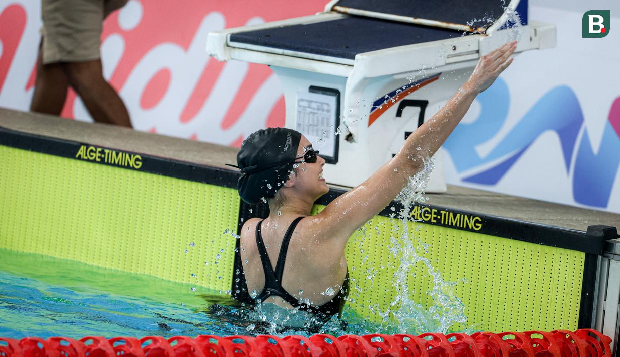 Selebritas Indonesia, Caitlin Halderman merayakan kemenangan setelah menang dalam cabang olahraga renang nomor gaya dada 50 meter Turnamen Olahraga Selebriti Indonesia (TOSI) Season 3 yang berlangsung di PPOP Ragunan, Jakarta Selatan, Sabtu (19/10/2024). (Bola.com/Bagaskara Lazuardi)