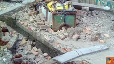 Citizen6, Depok: Pengumpul rongsokan menjadi korban runtuhan tembok langsung dibawa ke rumah sakit terdekat. (Pengirim: Dyah Sukmawati)