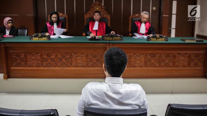 Artis Steve Emmanuel saat menjalani sidang putusan kasus narkoba di Pengadilan Negeri Jakarta Barat, Selasa (16/7/2019). Steve divonis lebih rendah dari tuntutan jaksa selama 13 tahun penjara, denda Rp 1 miliar dengan subsider enam bulan kurungan. (Liputan6.com/Faizal Fanani)