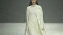 Coat putih dan rok panjang putih juga dihadirkan IKYK pada koleksi kali ini. Cocok untuk yang berhijab maupun tidak. [Fimela/Daniel Kampua]