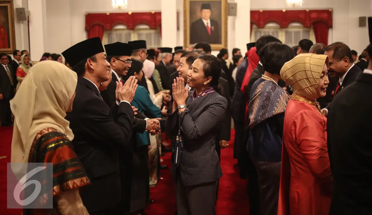 Menteri BUMN, Rini Soemarno memberi selamat kepada Menteri ESDM, Arcandra Tahar usai acara pelantikan di Istana Negara, Rabu (27/7). Arcandra Tahar menggantikan Sudirman Said dalam Reshuffle Kabinet jilid II. (Liputan6.com/Faizal Fanani)
