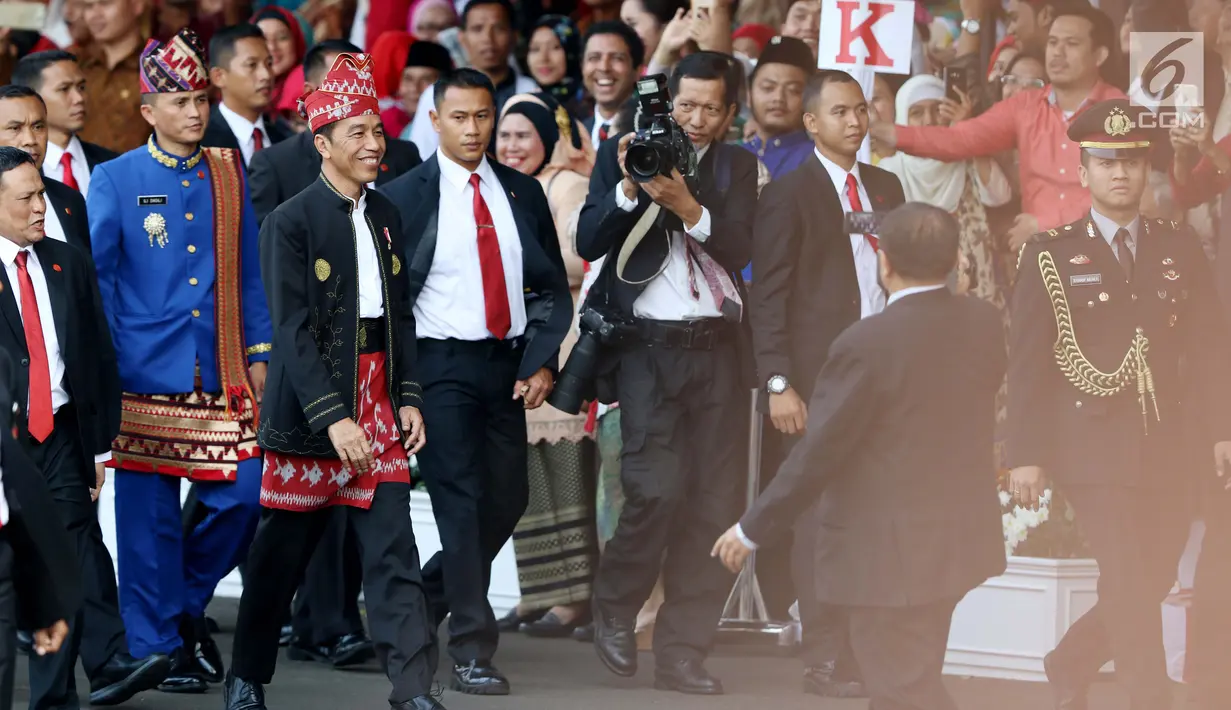 Presiden Joko Widodo atau Jokowi menyempatkan diri menyalami tamu undangan di halaman Istana Merdeka, Jakarta, Kamis (17/8). Hal ini disambut meriah para tamu yang kemudian bangkit berebut untuk berfoto bersama Jokowi. (Liputan6.com/Angga Yuniar)