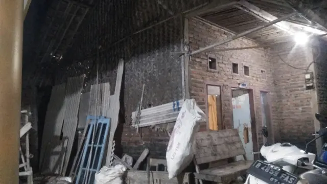 Kondisi rumah nenek Imil di Bekasi yang nyaris roboh