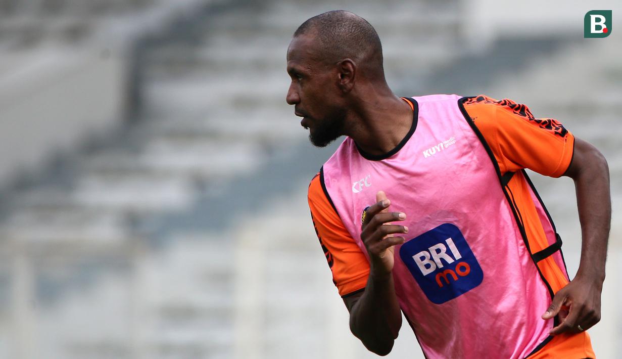 Legenda sepak bola Prancis, Eric Abidal bermain pada acara puncak BRImo Future Garuda yang bertajuk FOURFEO Mini Tournament di Stadion Madya, Jakarta, Kamis (01/06/2023). (Bola.com/Bagaskara Lazuardi)
