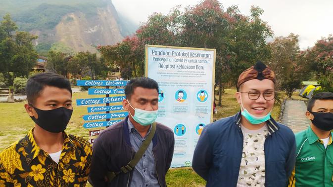 Graha Kaban dan beberapa stafnya tengah memberikan penjelasan kepada wartawan, seputar lokasi wisata TWA Papandayan, Garut, Jawa Barat. (Liputan6.com/Jayadi Supriadin)
