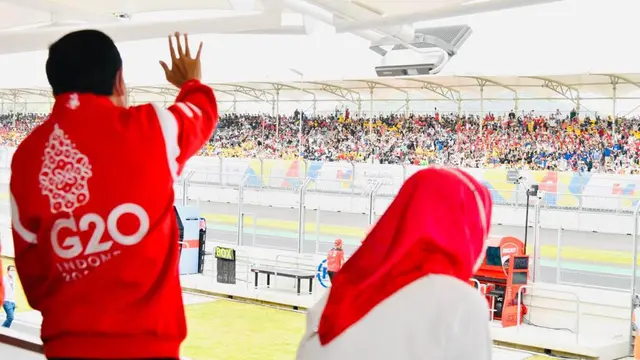 Foto: Jokowi Ditemani Ibu Iriana Hadiri Balapan MotoGP Mandalika 2022