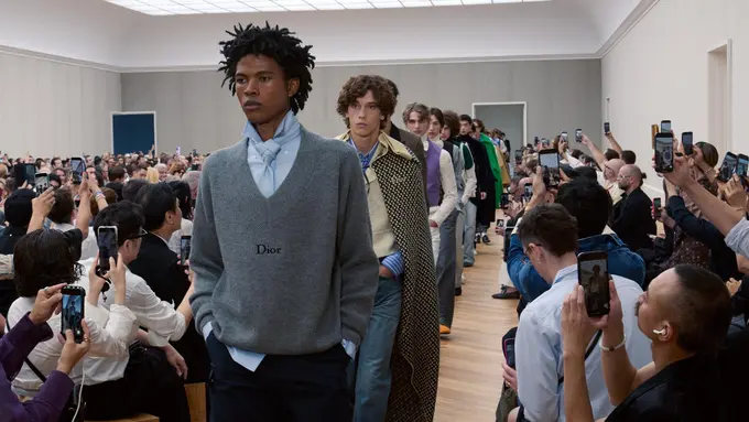 Lembaran Baru Dior di Tangan Jonathan Anderson, Hadirkan Pesona Artistik yang Anggun dan Spontanitas