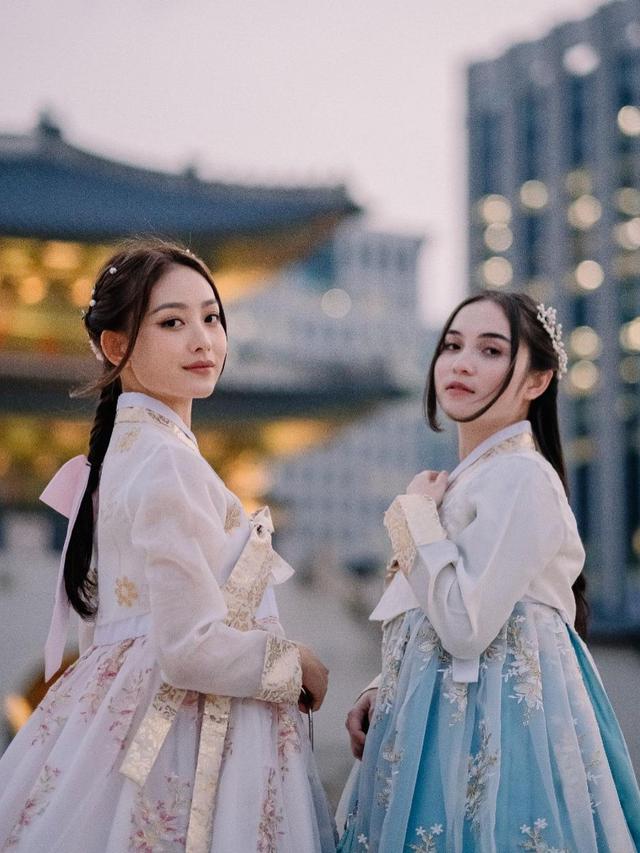 7 Pemotretan Natasha Wilona dan Bundanya yang Tampil Kompak Pakai Hanbok