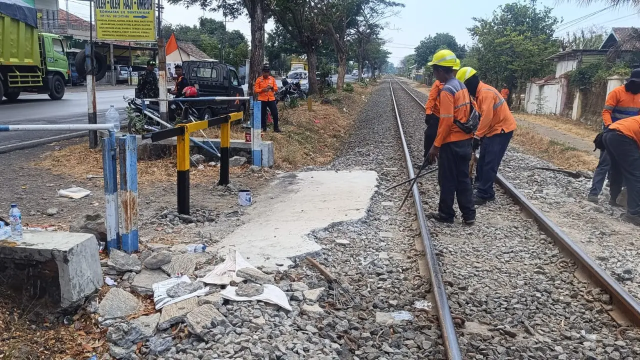 Petugas PT KAI Daop 9 Jember lakukan penutupan perlintasan sebidang tak ber palang pintu (Istimewa)
