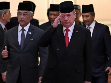 Raja Malaysia Sultan Abdullah Sultan Ahmad Shah (kiri) dan Sultan Ibrahim Iskandar dari Johor berjalan bersama setelah pemilihan raja Malaysia di Istana Nasional, Kuala Lumpur pada 27 Oktober 2023. (MOHD RASFAN/POOL/AFP)