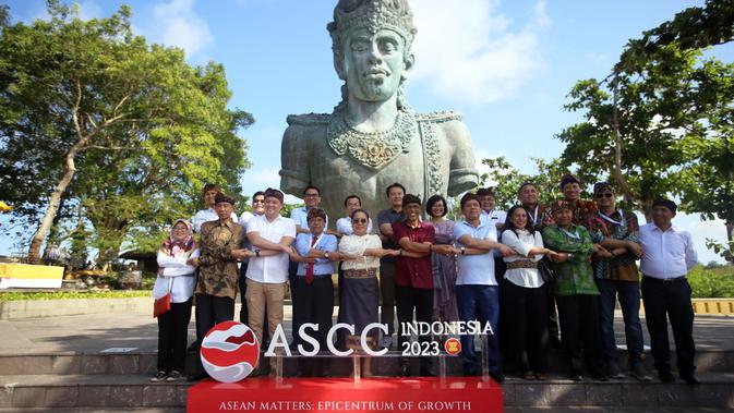 <p>Para pemimpin delegasi negara ASEAN (deret depan), kecuali Myanmar yang absen, berfoto di depan Plaza Wisnu yang berlokasi di GWK, Senin (8/5/2023). Dok: Kemenko PMK</p>
