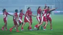 Pemain Timnas Indonesia Putri merayakan gol yang dicetak oleh Isa Warps ke gawang Kirgistan pada laga Grup D Kualifikasi Piala Asia Putri 2026 di Stadion Indomilk Arena, Tangerang, Minggu (29/6/2025). (Bola.com/M Iqbal Ichsan)