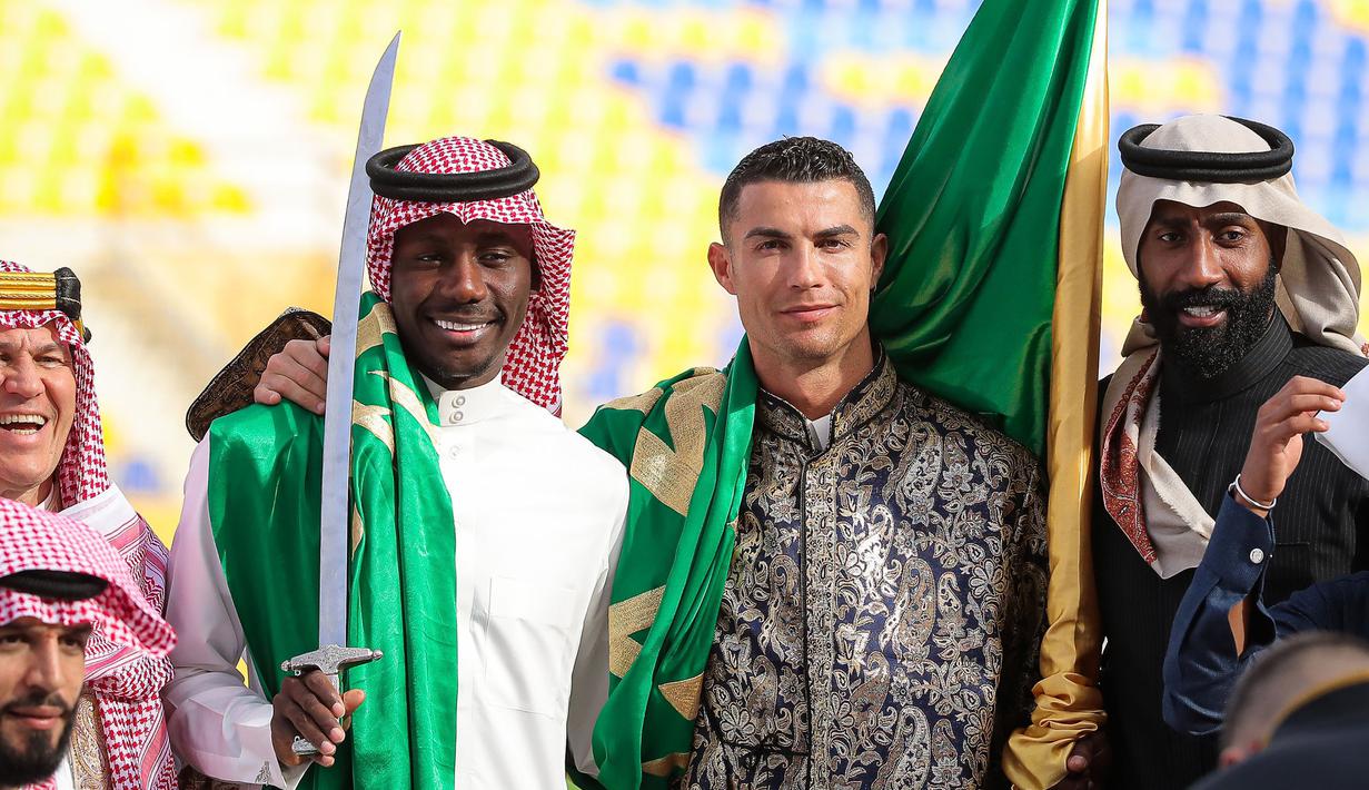Pemain Al-Nassr, Cristiano Ronaldo (tengah kanan) memakai gamis saat memperingati Hari Pendirian Kerajaan Saudi atau Founding Day di tempat berlatih pada Rabu (22/02/2023). (Twitter/@AlNassrFC)