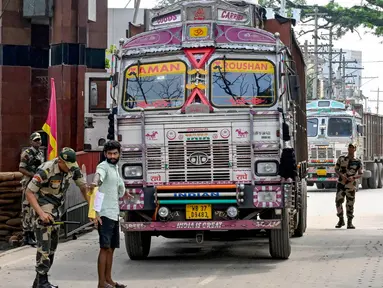 Personel Pasukan Keamanan Perbatasan (BSF) memeriksa seorang pengemudi truk ketika ia kembali ke India setelah mengantarkan pasokan ke Bangladesh, di perbatasan India-Bangladesh, Petrapole, sekitar 100 km sebelah timur laut Kolkata pada tanggal 6 Agustus 2024. (Dibyangshu SARKAR/AFP)