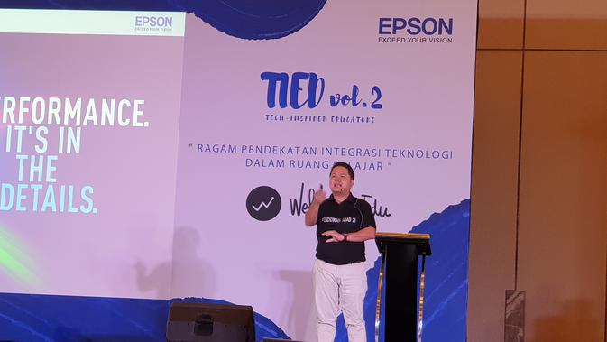Head of Product Marketing Visual Instrument Department PT Epson Indonesia Zanipar Siadari mempresentasikan tentang proyektor interaktif Epson (Liputan6.com/ Agustin Setyo W)