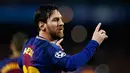 Megabintang Barcelona, Lionel Messi merayakan golnya ke gawang Chelsea pada leg kedua babak 16 besar Liga Champions 2017-2018 di Stadion Camp Nou, Rabu (14/3). Gol itu merupakan gol ke-100 Lionel Messi sepanjang sejarah Liga Champions. (AP/Manu Fernandez)