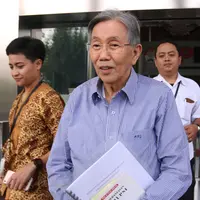 Mantan Menteri Koordinator Ekonomi Kwik Kian Gie keluar dari Gedung KPK usai diperiksa di Jakarta, Selasa (6/6). (Liputan6.com/Helmi Afandi)