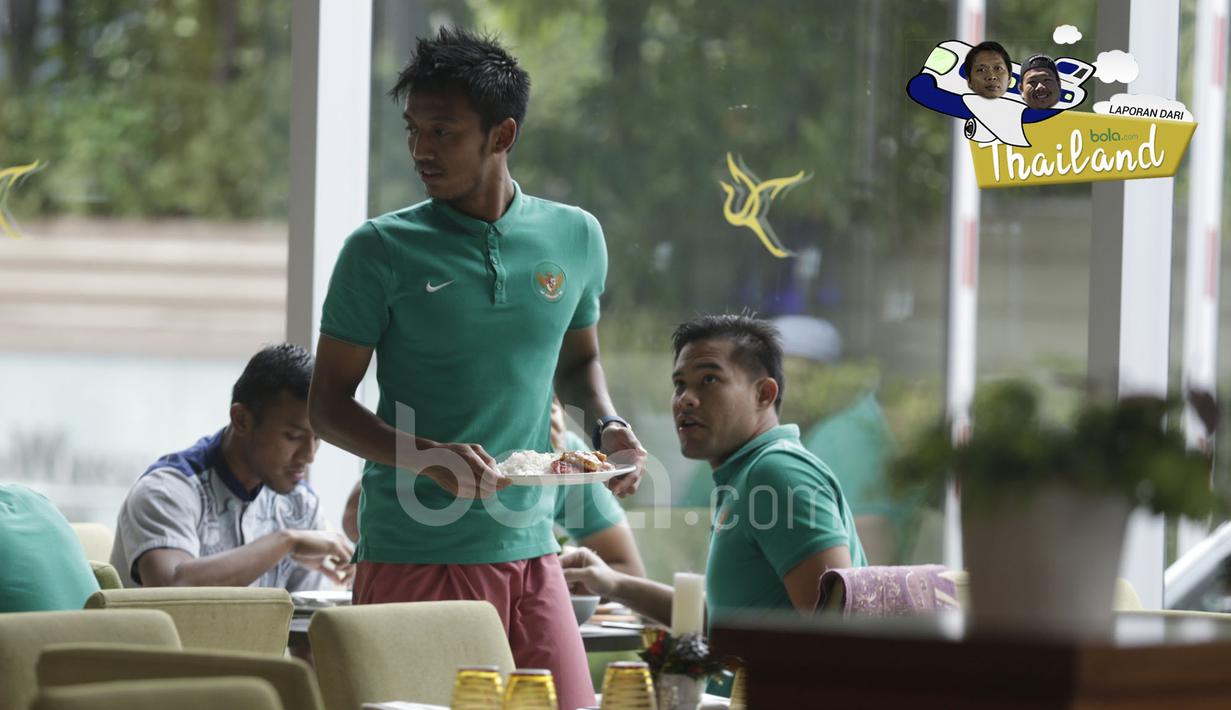 Pemain Timnas Indonesia terlihat rileks jelang laga hidup mati lawan Thailand pada final leg kedua Piala AFF 2016 di Hotel Grand Fourwings, Bangkok, Jumat (16/12/2016). (Bola.com/Vitalis Yogi Trisna)