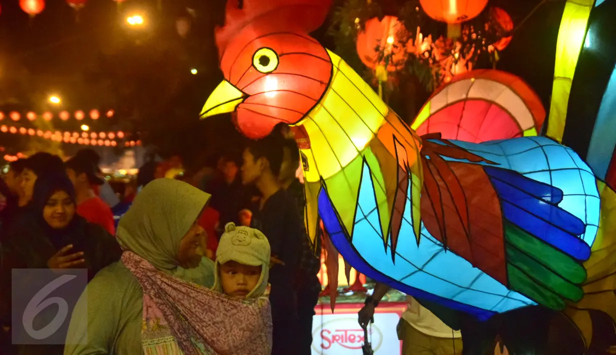 Warga berkunjung ke kawasan Pasar Gedhe Surakarta untuk merayakan  tradisi Grebeg Soediro, Sabtu (28/01). Grebeg Soediro adalah  tradisi  tahunan alkuturasi  budaya  Jawa dan  Cina. (Liputan6.com/Gholib)  