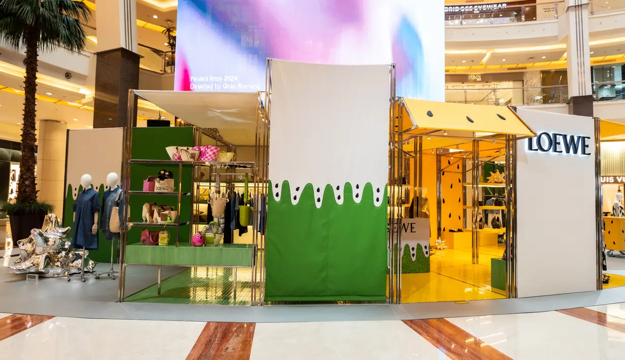 Kabar baik, LOEWE Paula’s Ibiza 2024 hadir di Jakarta. Dengan nuansa musim panas yang khas, sebuah semangat yang diambil dari Paula’s boutique. Keseluruhan koleksi terinspirasi oleh karya ikonik Paula butik yang identik dengan nuansa 1970-an, dan ekspresi kehidupan santai di pulau. Sentuhan Ibiza pada koleksi LOEWE kali ini menampilkan lemari pakaian lucu yang penuh energi cerah dan cocok untuk musim panas di kota atau saat liburan, sambil menghadiri festival musik dan jalan-jalan berkeliling kota dengan rasa nyaman dan kerajinan khas LOEWE. [ Foto dok LOEWE].