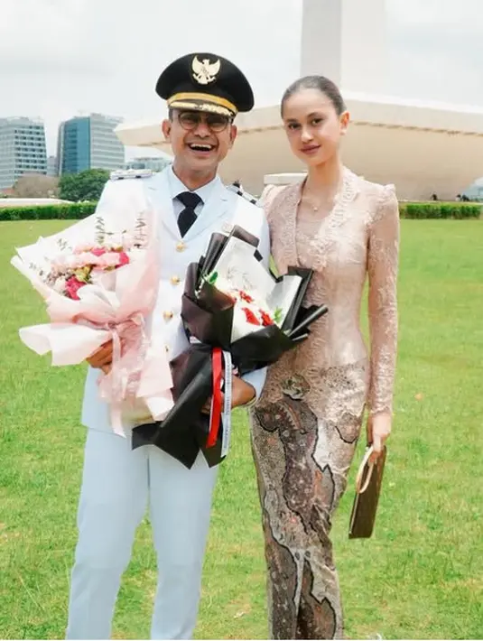 Asila membawa clutch Louis Vuitton. Melengkapi tampilannya dengan kalung liontin minimalis. Rambutnya disanggul tapi tanpa poni dan aksesori. Mengaplikasikan lipstik maroonnya. [@therealasilamaisa]