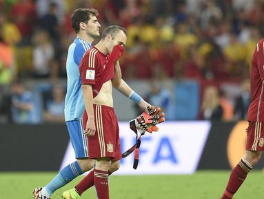 Tak salah bila ada istilah yang menyebut jika mempertahankan juara lebih sulit ketimbang saat meraihnya. Hal ini terbukti dalam ajang Piala Dunia sepak bola yang digelar empat tahun sekali. Tercatat 5 negara juara Piala Dunia harus tersingkir di fase grup pada edisi Piala Dunia berikutnya. Berikut daftar lengkapnya. (AFP/Lluis Gene)