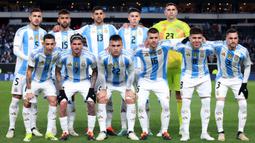 Starting XI pemain Argentina pada laga FIFA Matchday melawan El Savador yang berlangsung di Lincoln Financial Field, Philadelphia, Amerika Serikat, Sabtu (23/03/2024) WIB. La Albiceleste menang dengan skor 3-0. (AFP/Charly Triballeau)