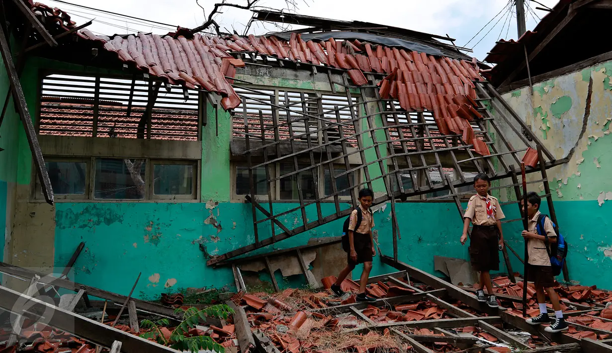 Sejumlah siswa SDN 12 Kramat Jati, Jakarta, tampak melihat ruang kelas mereka yang kondisinya sangat memprihatinkan, Rabu (21/10). Sejak mulai direhab dua tahun lalu, sampai saat ini renovasi belum juga selesai.  (Liputan6.com/Yoppy Renato)