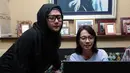 "Aku sih enggak terlalu faham awalnya sama BBM Live Chat ini. Tapi sebenarnya ini sangat membantu kita yah buat berinteraksi dengan para penggemar, kawan-kawan lama apalagi seangkatan saya," ucap Santi Sardi. (Deki Prayoga/Bintang.com)