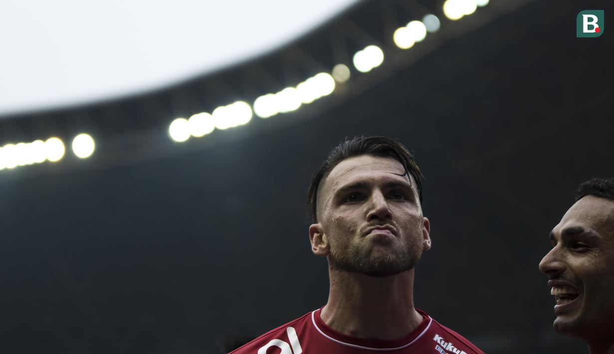 Striker Persija Jakarta, Marko Simic, merayakan gol yang dicetaknya ke gawang Barito Putera pada laga Liga 1 di Stadion Patriot, Jawa Barat, Selasa (30/10). Persija menang 3-0 atas Barito. (Bola.com/Vitalis Yogi Trisna)