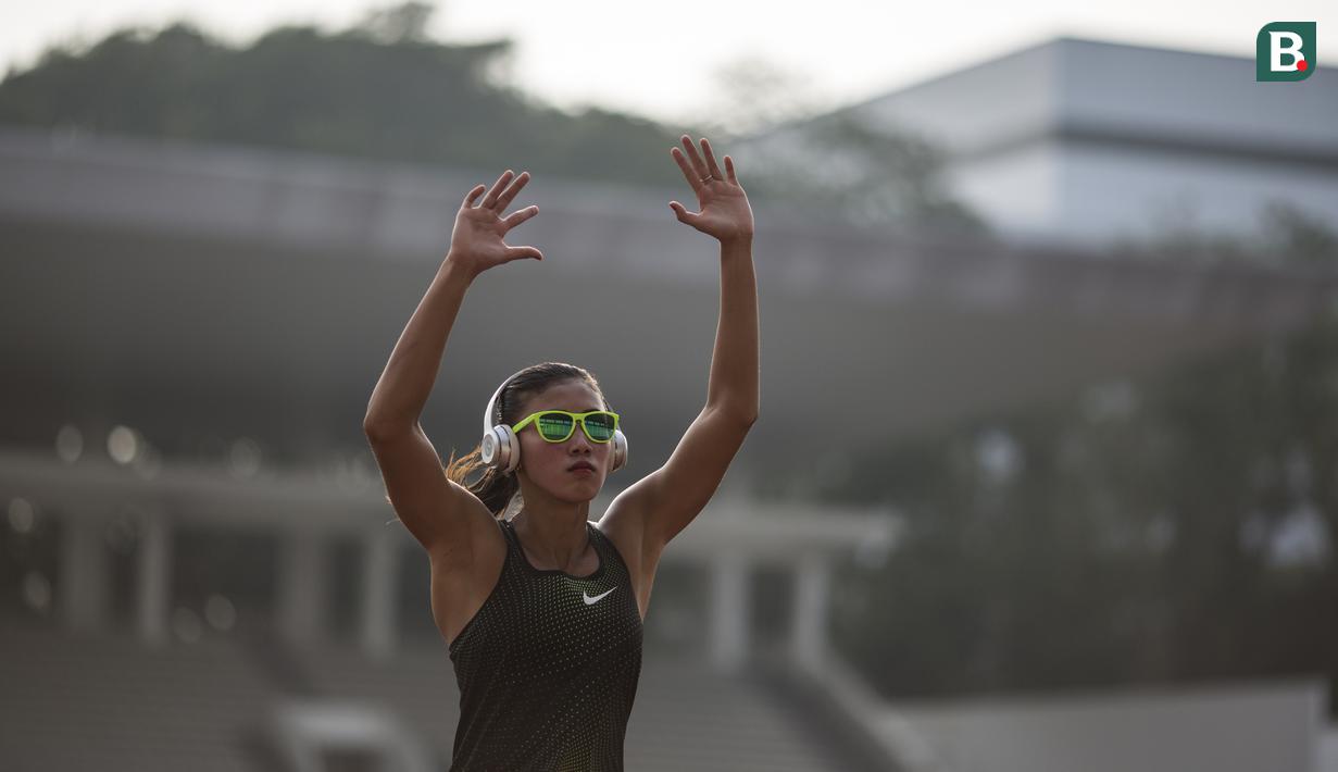 Pelari Indonesia, Emilia Nova, melakukan pemanasan saat pemusatan latihan di Stadion Madya Senayan, Jakarta, Kamis (2/8/2018). Pemusatan latihan ini merupakan persiapan jelang Asian Games XVIII. (Bola.com/Vitalis Yogi Trisna)