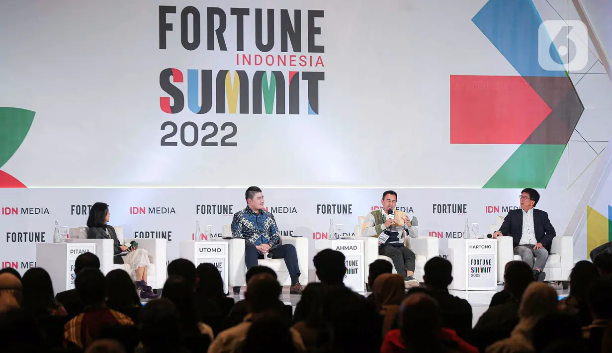 Managing Director EMTEK Sutanto Hartono (kanan), pemilik Rans Entertaiment Raffi Ahmad (kedua kanan), dan Founder and CEO IDN Media Winston Utomo (kedua kiri) saat menjadi pembicara pada Fortune Indonesia Summit 2022 di Jakarta, Kamis (19/5/2022). Fortune Indonesia Summit 2022 diisi dengan talkshow yang mengulas berbagai topik menarik seputar ekosistem bisnis. (Liputan6.com/Faizal Fanani)