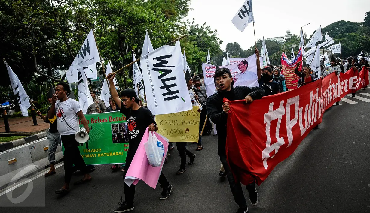 Massa melakukan longmarch dari Istana Negara menuju Kementerian Perhubungan, Jakarta, Senin (10/10). Massa menolak pembukaan kembali bongkar muat batubara di Pelabuhan Cirebon yang akan mengakibatkan banyak warga terkena ISPA. (Liputan6.com/Faizal Fanani)