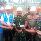 Panglima TNI Marsekal Hadi dan Kapolri Jenderal Pol Idham Azis meninjau Gardu Induk PLN Kembangan, Jakarta Barat, Jumat (3/1/2019). (Merdeka.com/Ronald)
