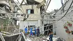 Warga memeriksa puing-puing bangunan yang hancur setelah kembali ke kota Nabatieh, Lebanon Selatan pada Sabtu 18 April 2026. Warga Lebanon, khususnya di wilayah selatan, mulai berbenah. (FADEL itani/AFP)