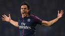Striker PSG, Edinson Cavani, merayakan gol yang dicetaknya ke gawang Nice pada laga Ligue 1 Prancis di Stadion Parc des Princes, Paris, Jumat (27/10/2017). PSG menang 3-0 atas Nice. (AFP/Franck Fife)