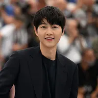 Song Joong Ki di Cannes Film Festival 2023. (dok. PATRICIA DE MELO MOREIRA / AFP)