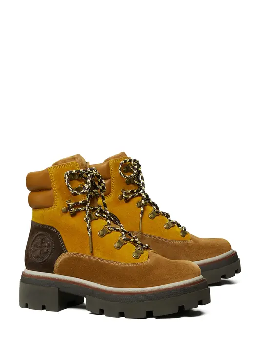 Dalam material campuran, sepatu hiking dirancang ulang untuk jalanan perkotaan. (Foto: Tory Burch)