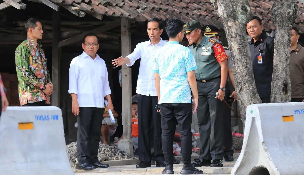 Presiden Jokowi memastikan seluruh persiapan pernikahan putrinya hampir selesai. Setelah melihat secara langsung saat gladi bersih, ia bersyukur lantaran persiapan sesuai dengan yang telah direncanakan. (Adrian Putra/Bintang.com)