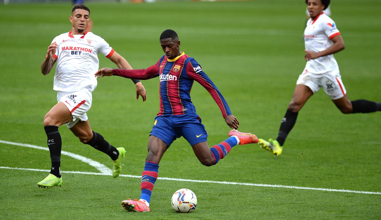 Peluang pertama Barcelona hadir pada menit ke-21. Ousmane Dembele (tengah) melepas tembakan kaki kirinya tapi bola masih bisa ditangkap oleh penjaga gawang Sevilla. (Foto: AFP/Cristina Quicler)